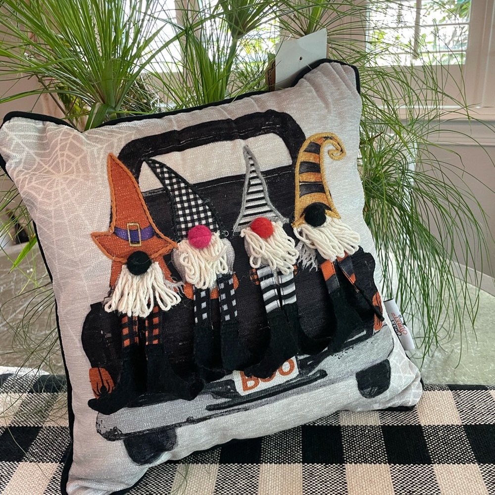 SWEET STREET “GNOMES ”Halloween Pillow
Decorative